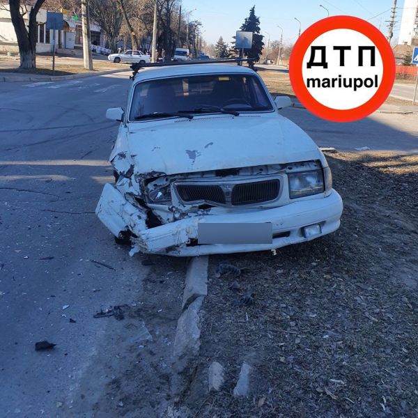 В Мариуполе столкнулись легковушки, пострадала пенсионерка