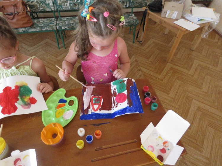 Литовская художница помогает мариупольским деткам психологически разгрузиться и раскрыть таланты (ФОТОРЕПОРТАЖ)