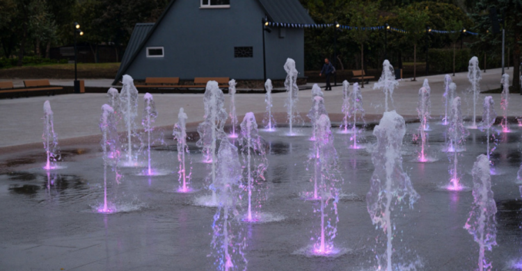 В мариупольском парке заработал новый пешеходный фонтан с лазерной 3D-анимацией