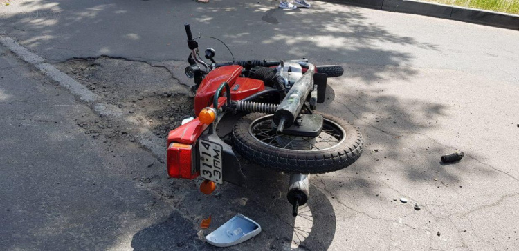В Мариуполе мотоцикл столкнулся с автомобилем: пострадавший в больнице (ФОТО)