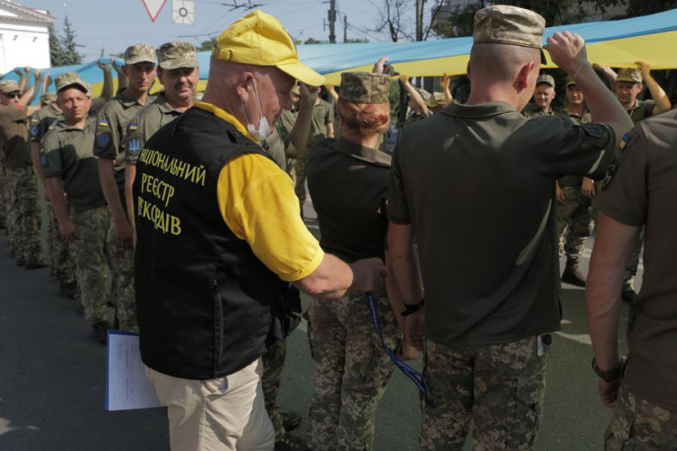 В центре Мариуполя установили рекорд: более 400 военных развернули флаг Украины