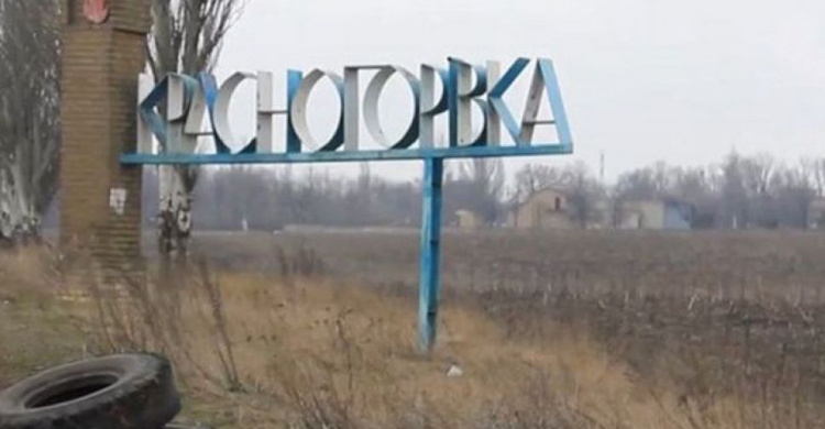 Боевики вели огонь на поражение по домам поселка в Донбассе: ранена местная жительница