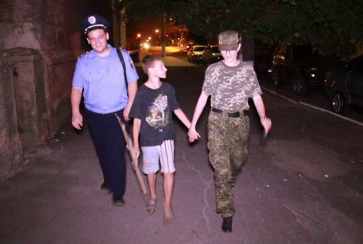 В Мариуполе пять детей с полицией разыскивали родителей (ФОТО)