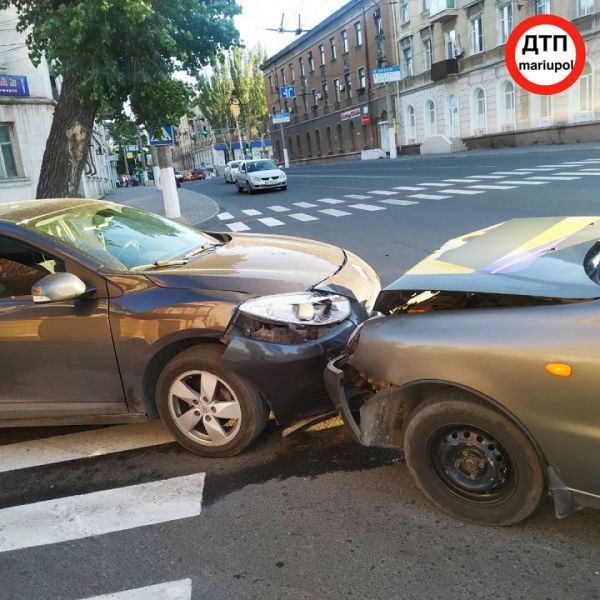 В Мариуполе такси столкнулось лоб в лоб с легковушкой