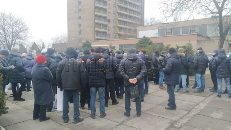 Работники АСРЗ митинговали у здания райадминистрации в Мариуполе