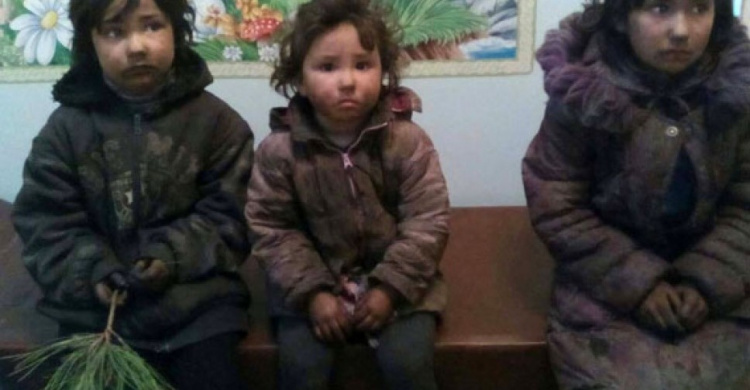 Голодные дети в Донецкой области добывали вещи на свалке