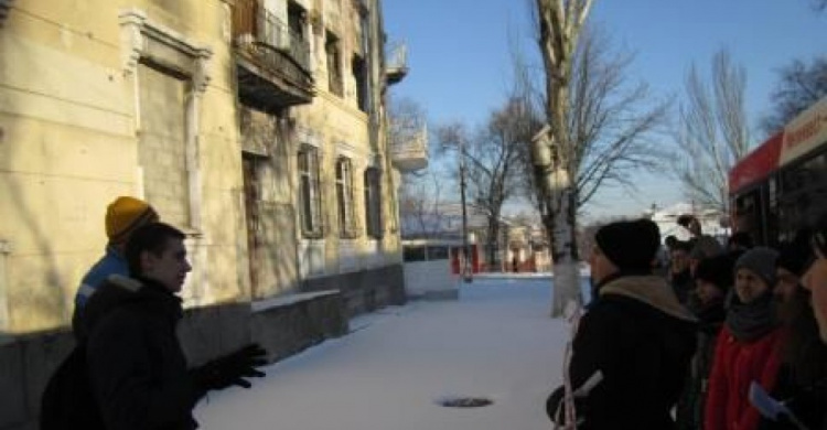 Гостям из Западной Украины показали сгоревшие здания горсовета и РОВД
