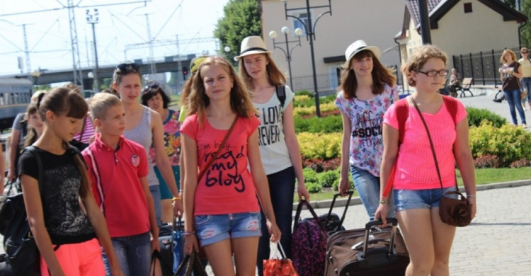 Государство предоставило детям из Донбасса почти 1,5 тысячи путевок