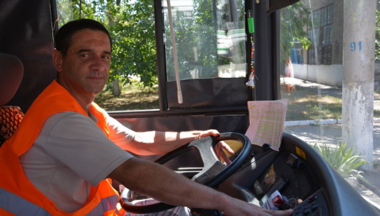 Нелегкий труд: как работается водителям и кондукторам в Мариуполе (ФОТО)