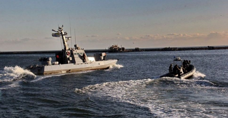 Американские дипломаты вышли в море из Мариуполя на артиллерийском судне (ФОТО+ВИДЕО)