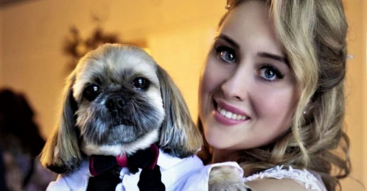 Новый тренд: в Мариуполе свидетелем на свадьбе стала собака (ВИДЕО)