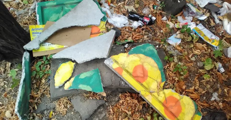 В Мариуполе разбит фрагмент стрит-арта с детским рисунком (ФОТО)