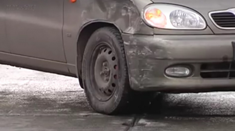 На скользких дорогах в Мариуполе «целовались» машины 