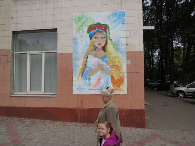 Street art эпидемия: Центр Мариуполя украсила девушка с символом мира (ФОТО+ВИДЕО)