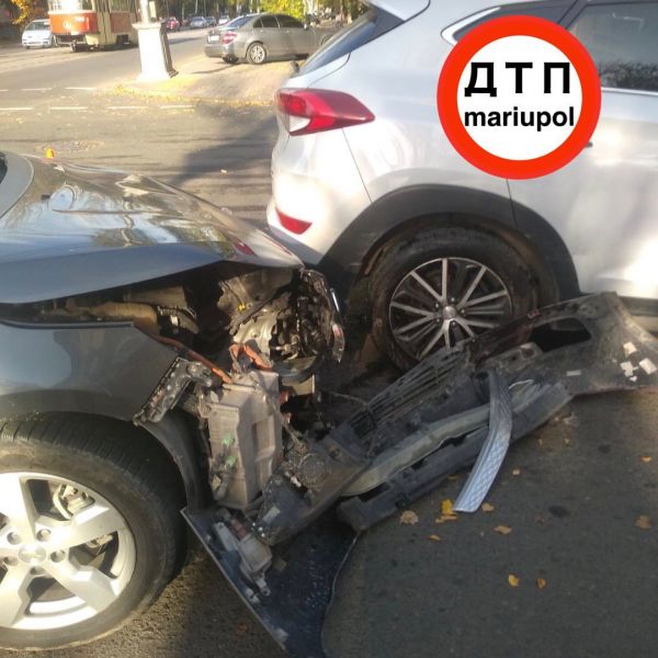 ДТП в центре Мариуполя: пострадавшая девушка-водитель сбежала из больницы
