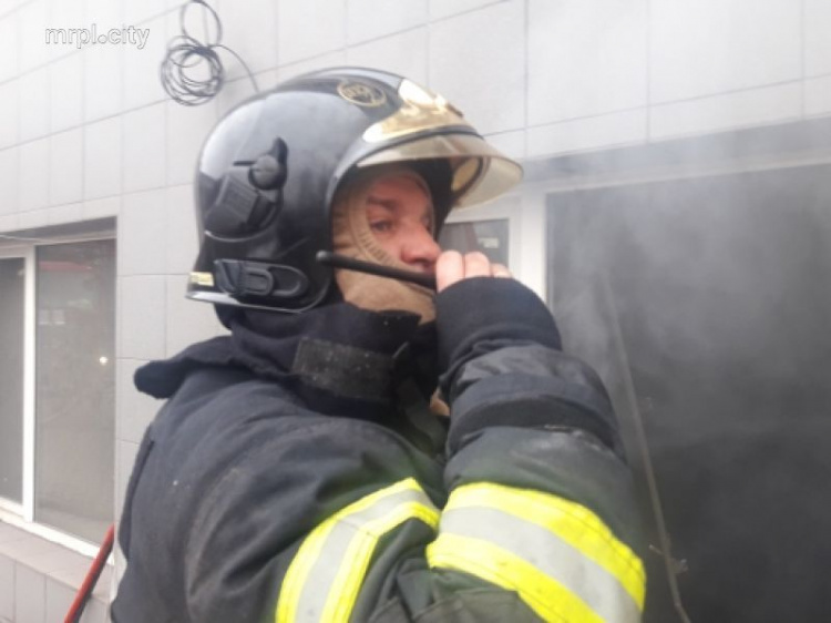 Пожар в бизнес-центре в Мариуполе: эвакуировано около 100 человек (ФОТО)