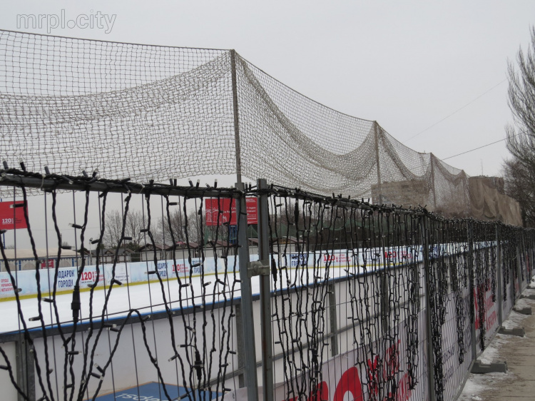 Мариупольцы вложились в переоборудование катка в хоккейное поле и организовали матчи (ФОТО)