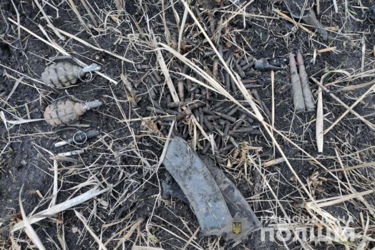 В поселке под Мариуполем нашли больше сотни патронов и гранаты (ФОТО)