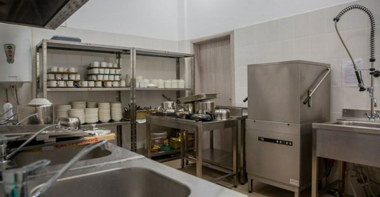 В мариупольской школе стартует ремонт пищеблока, в который завезут оборудование на 50 тысяч евро