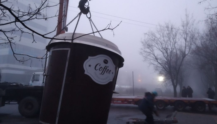 Из центра Мариуполя исчез гигантский кофейный стаканчик (ФОТО)