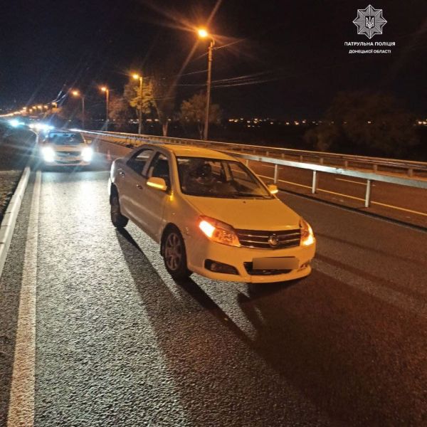 В Мариуполе водитель влетел в дорожное ограждение и скрылся с места аварии