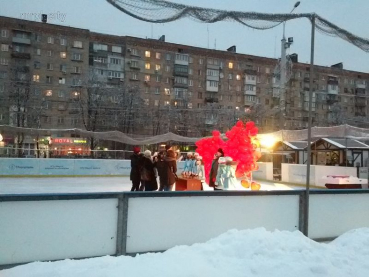 Свадьба на льду и «быстрые свидания»: в центре Мариуполя отметили День влюбленных (ФОТО)
