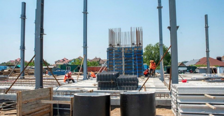 Строительство стального дома в Мариуполе: уже завершают работы по возведению первого этажа
