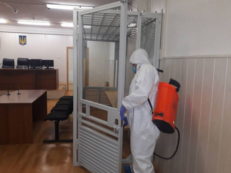 В Донецком апелляционном суде Мариуполя спасатели работали в масках и защитных костюмах