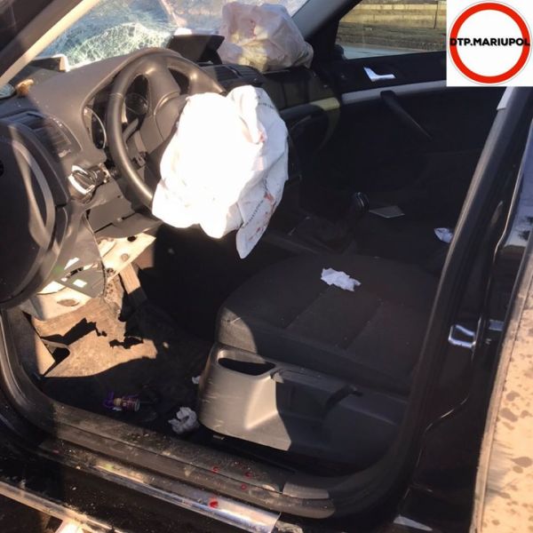 В Мариуполе в результате ДТП на автомобиль упал столб: водитель в больнице (ФОТО)