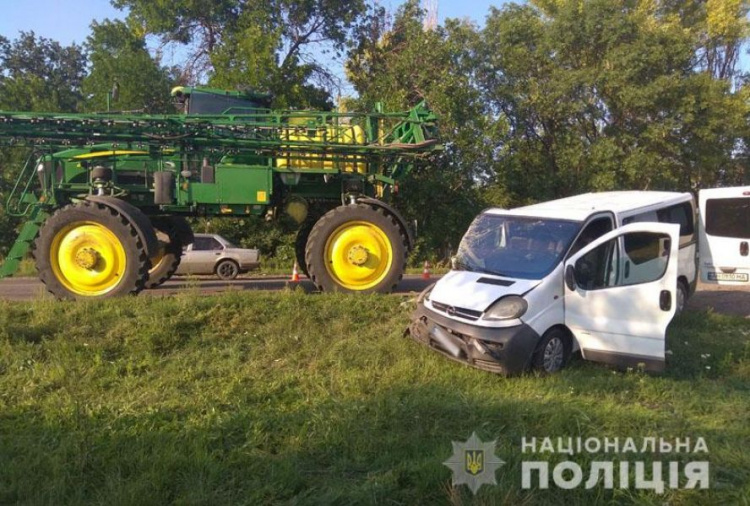 В Донецкой области трактор врезался в микроавтобус. Пострадали пять человек (ФОТО)