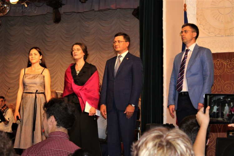 «Браво!» - посол Франции в Украине Изабель Дюмон музицировала с мариупольским «Ренессансом» (ФОТО+ВИДЕО)