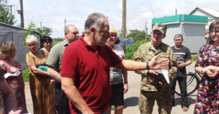 Губернатор Донецкой области посетил поселки Сопино, Лебединское и Бердянское под Мариуполем (ФОТО)