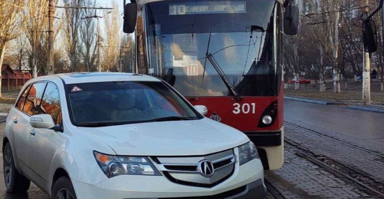 В Мариуполе автомобиль подрезал трамвай