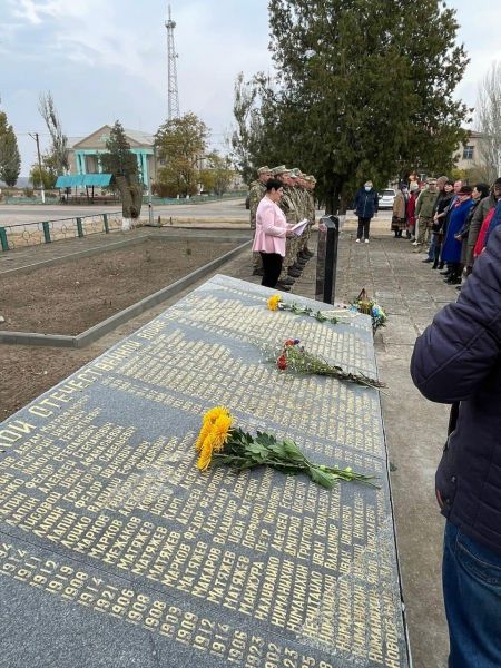В Мариупольском поселке установили памятник погибшим во Второй мировой войне