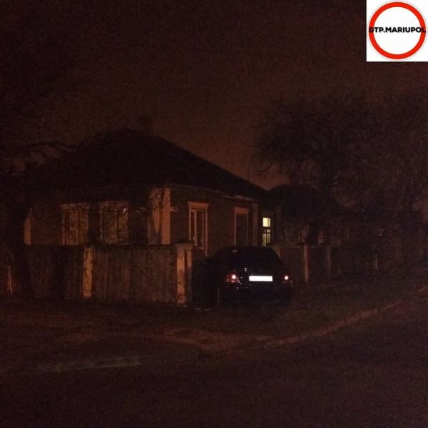 В Мариуполе водитель врезался в забор дома и сбежал (ФОТО)