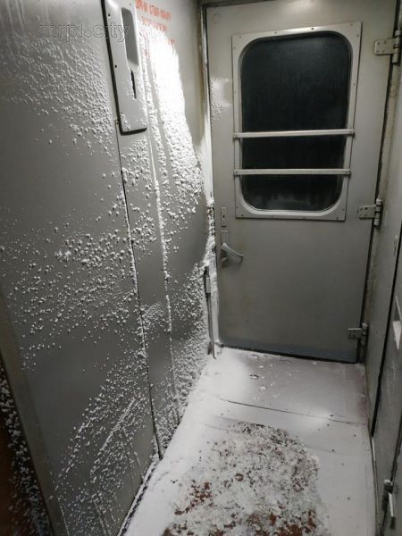 Тамбур поезда, следующего на Донетчину, занесло снегом (ФОТОФАКТ)