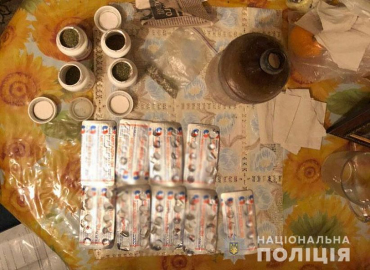 Наркотики на 1,5 млн грн и 11 дилеров: в Мариуполе разоблачили банду (ФОТО)
