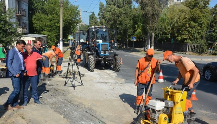 На улицах Мариуполя ликвидируют последствия работы коммунальных служб (ФОТО)