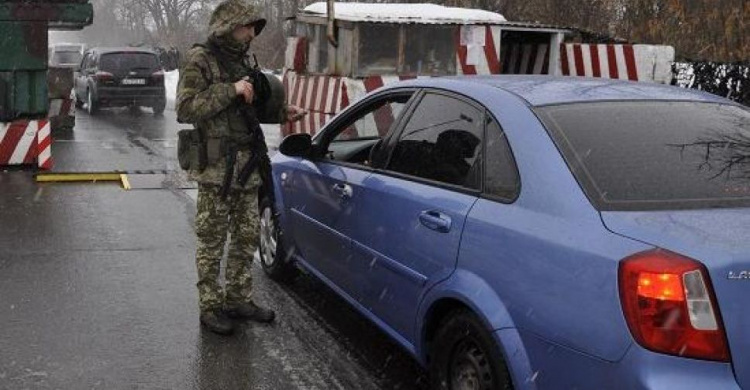 На КПВВ Донбасса увеличился поток людей и машин. Пограничники пресекли взяточничество