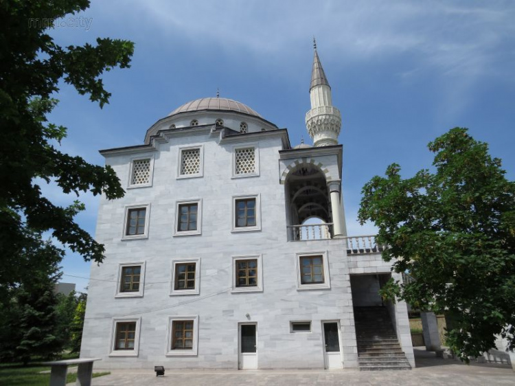 У Мариупольской мечети, построенной в честь Роксоланы, появился большой шатёр (ФОТО)