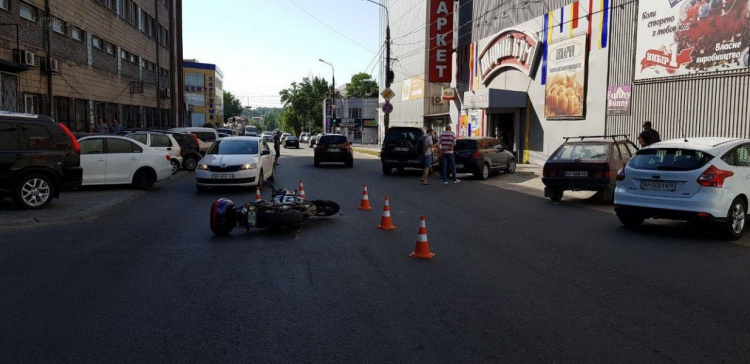 В центре Мариуполя иномарка сбила мотоциклиста: пострадавшего увезла «скорая» (ФОТО)