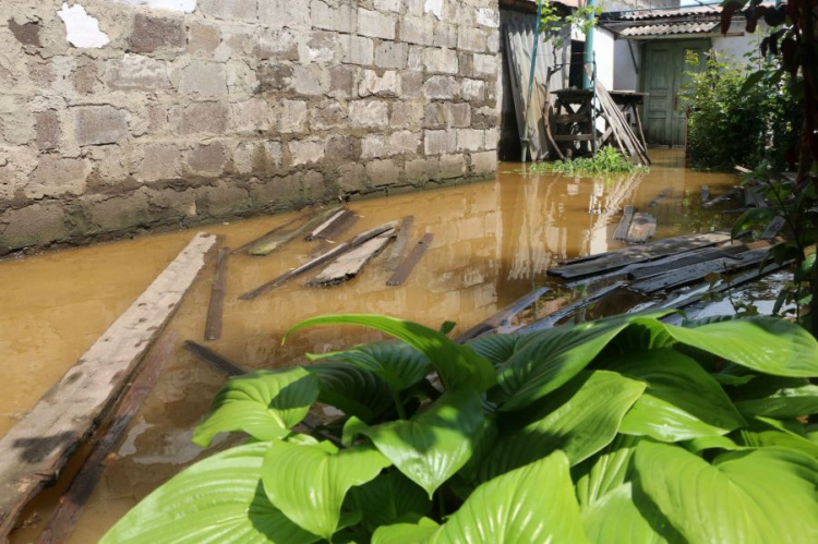 В Мариуполе спасатели откачали более 1000 кубометров дождевой воды из частных дворов и организаций
