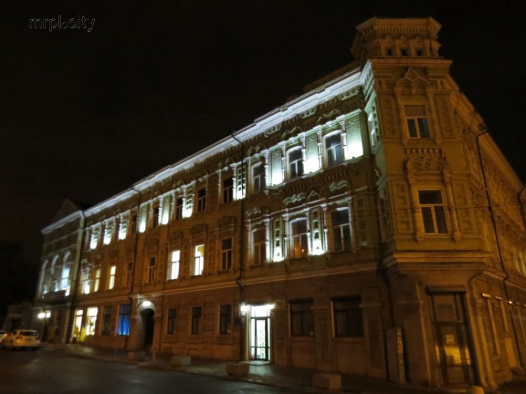 Фасад исторического здания в Мариуполе лишился половины подсветки (ФОТОФАКТ)