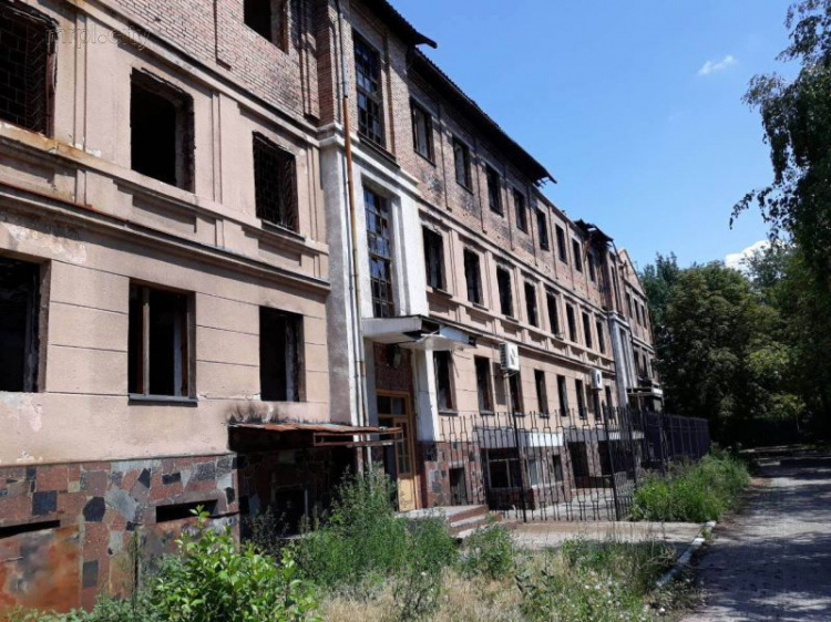 Горы мусора, разбитые окна и пустота: что осталось от Донецкого юридического института (ФОТОРЕПОРТАЖ)