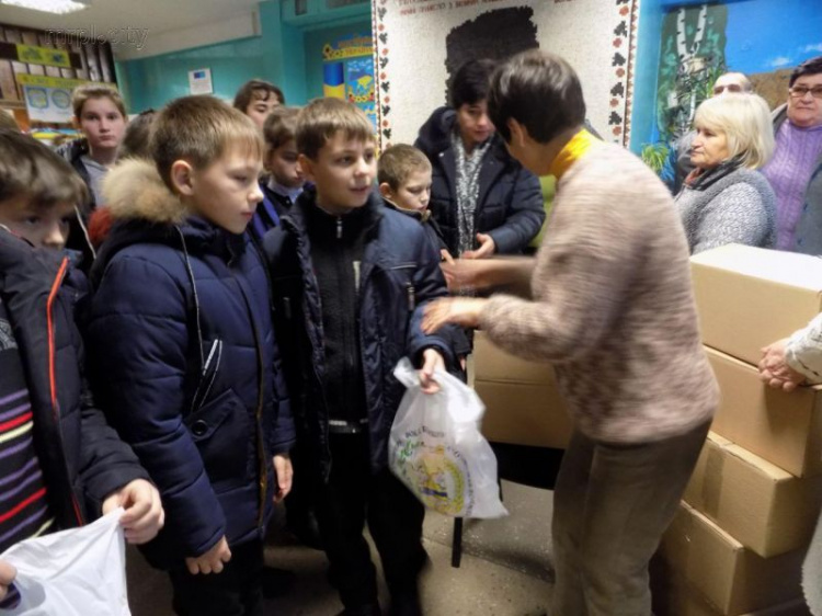 1500 дітей Приазов'я отримали новорічні подарунки від голови «Фонду Бумбураса» (ФОТО)