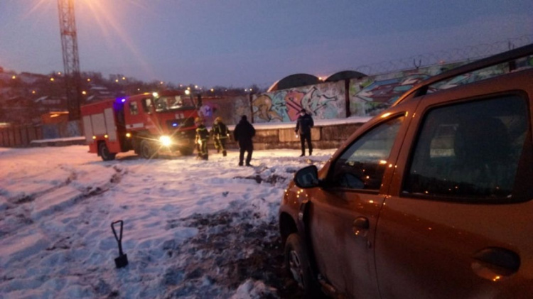 В Мариуполе семеро спасателей вытягивали автомобиль из песка