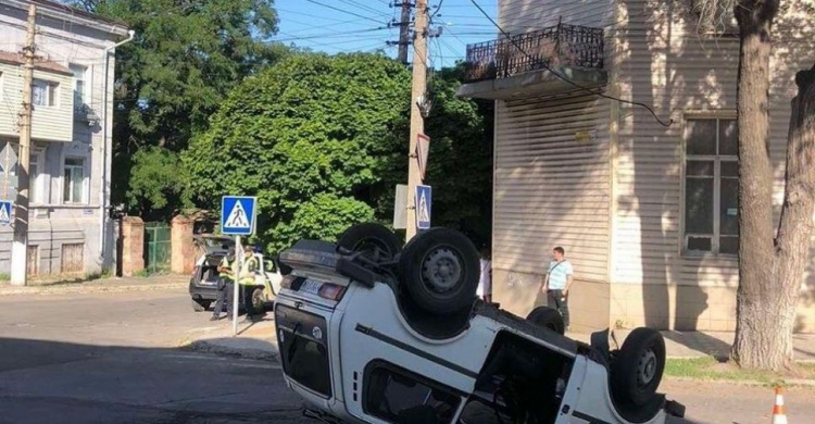 В центре Мариуполя в результате аварии машину перекинуло на крышу (ФОТО)