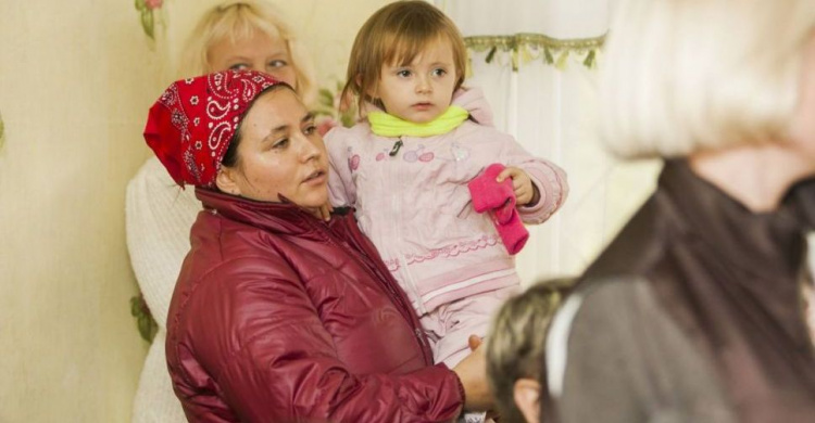 Мариупольчанка с двумя детьми рискует провести зиму в неотапливаемом доме (ФОТО)