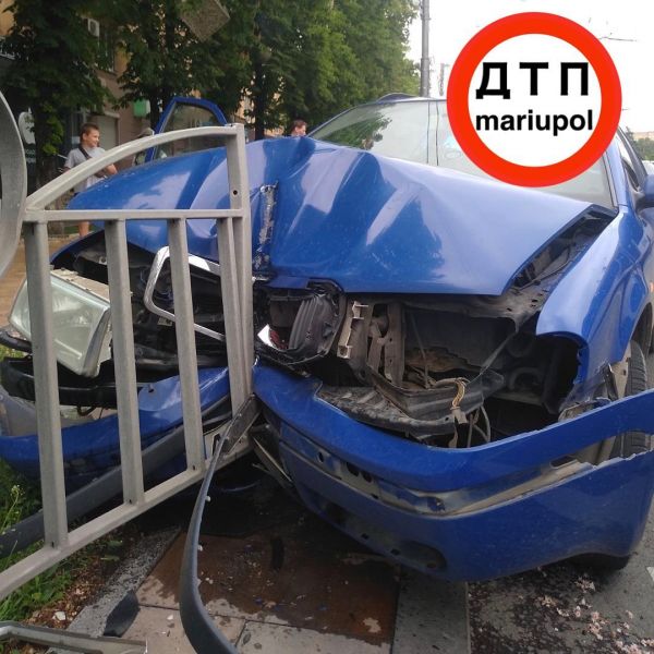 В центре Мариуполя автомобиль врезался в ограждение