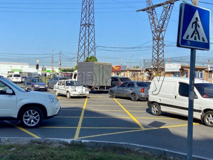 Мариупольское ноу-хау: как работает новая разметка на одном из самых аварийных перекрестков города?